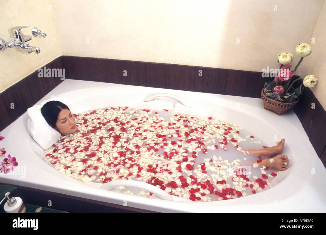 Baño relajante Spa baño de leche y miel con pétalos de rosas Fotografía de  stock - Alamy