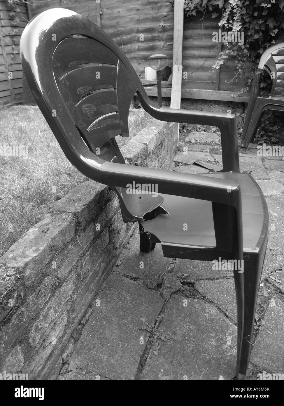Plastic chair broken fotografías e imágenes de alta resolución - Alamy