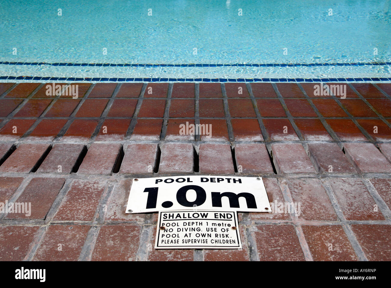 Signo de la profundidad de la piscina en el borde de la piscina knysna  provincia de Cabo Occidental, Sudáfrica Fotografía de stock - Alamy