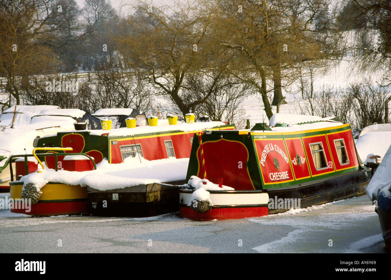 Cheshire Poynton invierno narrowboats congeladas en Macclesfield Canal Foto de stock