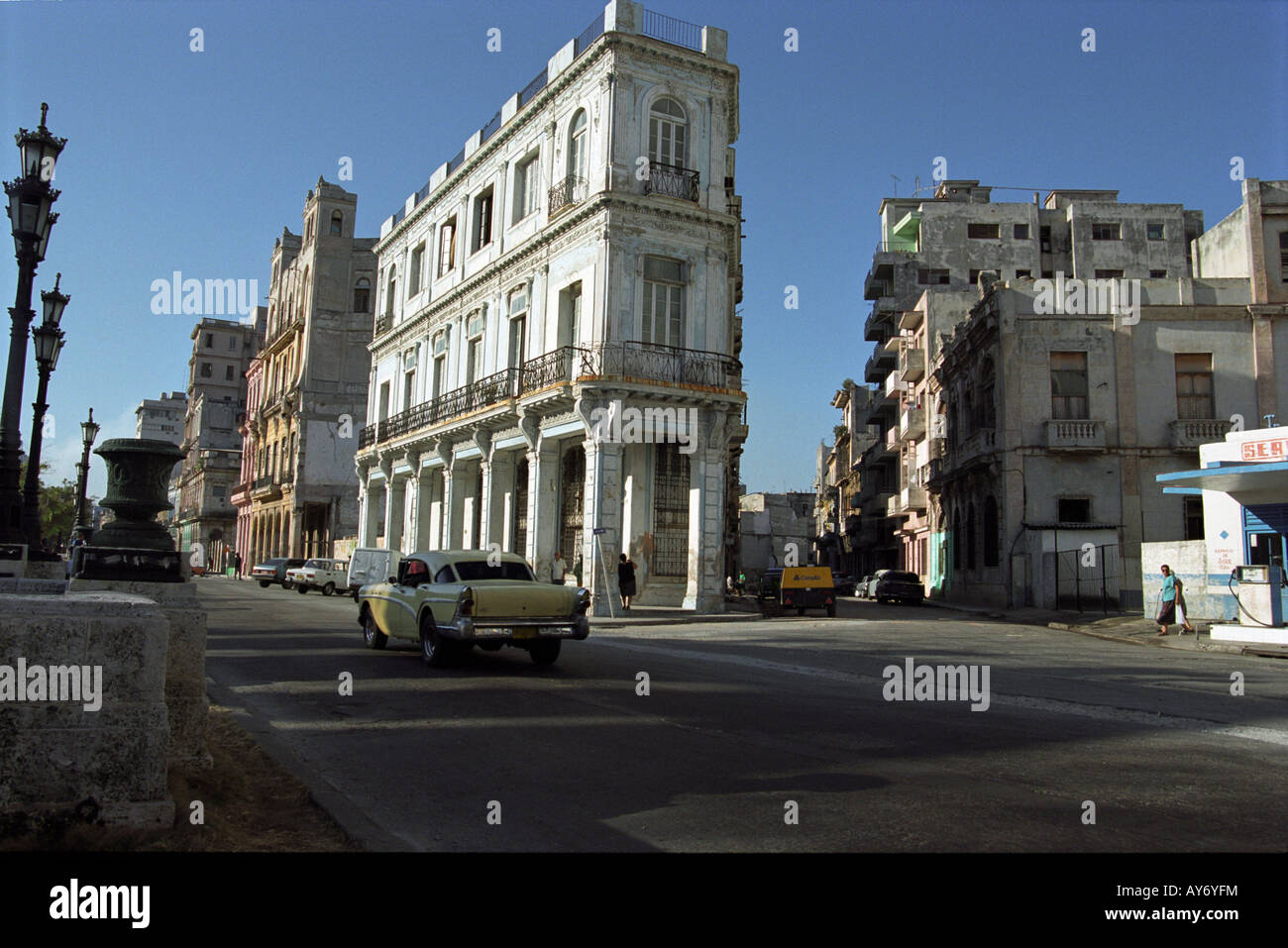 La Habana vieja escena callejera donde Paseo Marti converge con San Lázaro Foto de stock