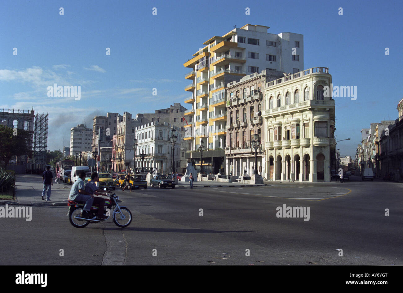 La Habana vieja escena callejera donde Paseo Marti converge con San Lázaro Foto de stock