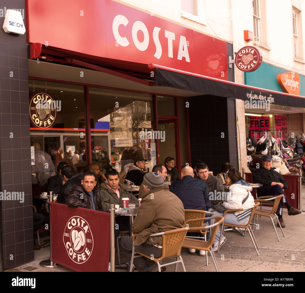 Costa Coffee, High Street, Hounslow, Middlesex, Reino Unido. Foto de stock