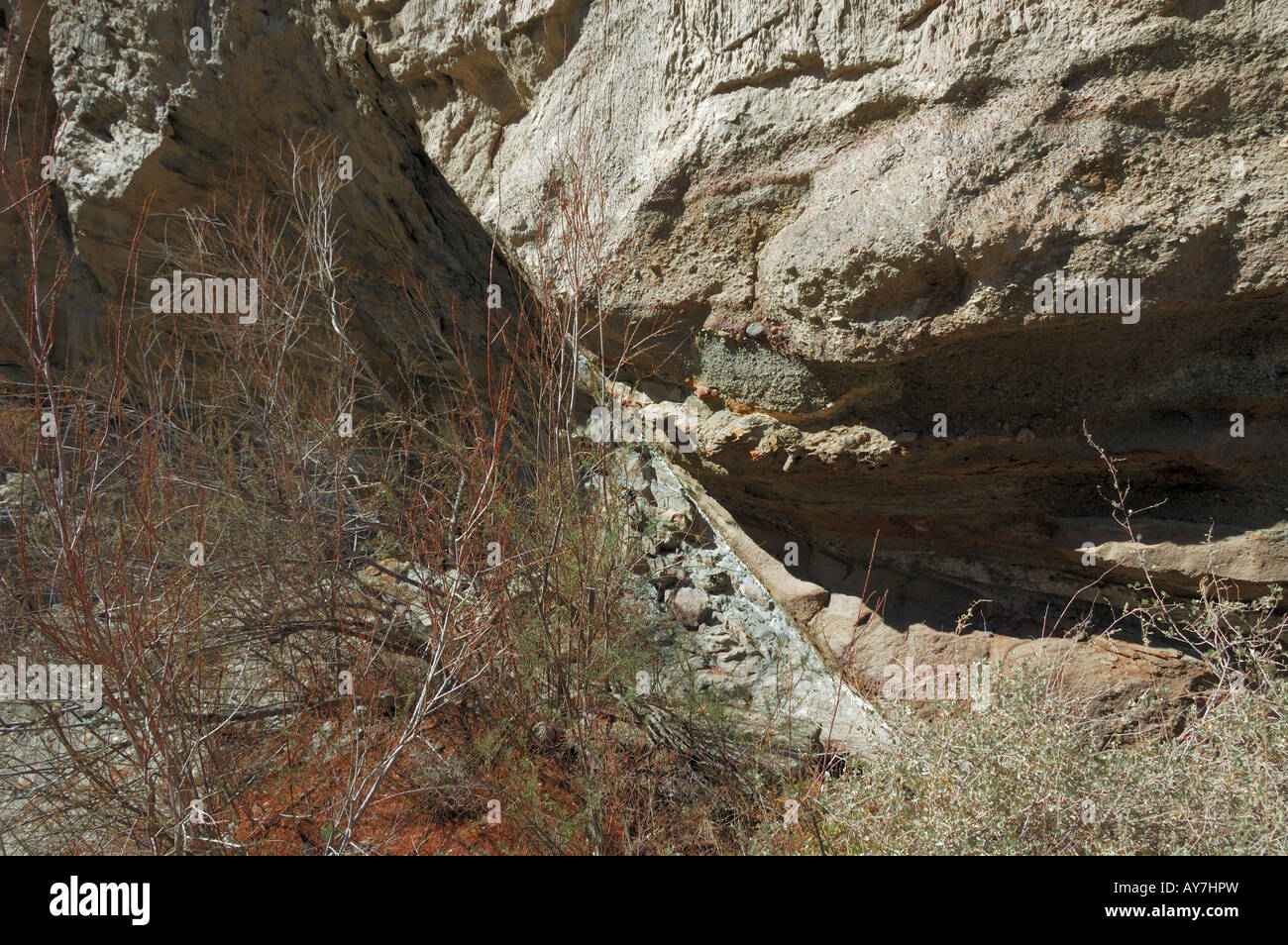 Un fallo normal separa las rocas sedimentarias. El sur de España. Foto de stock