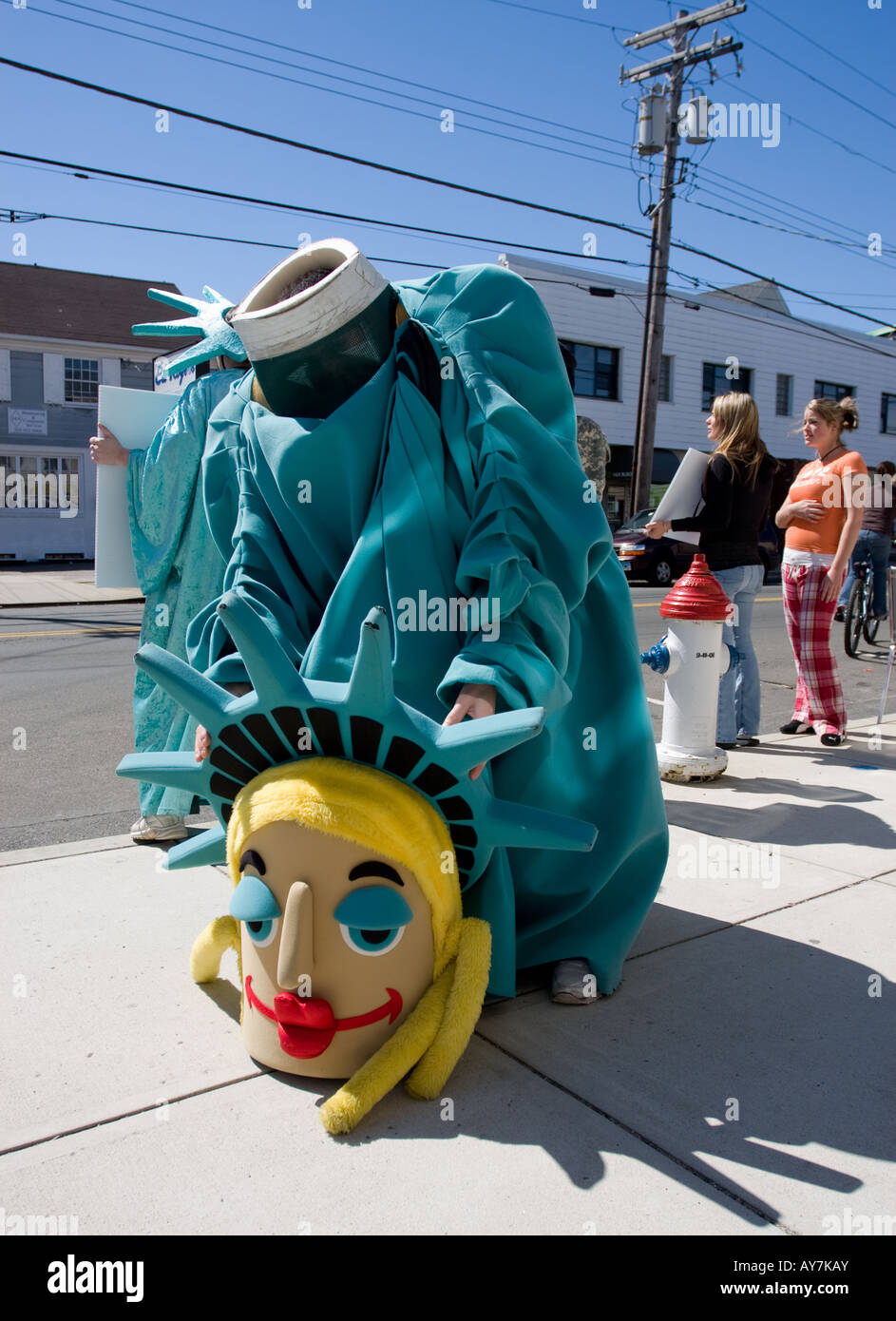 Un hombre vestido como una divertida versión de la Estatua de la libertad promueve un servicio contable de impuestos en West Haven Connecticut, EE.UU. Foto de stock
