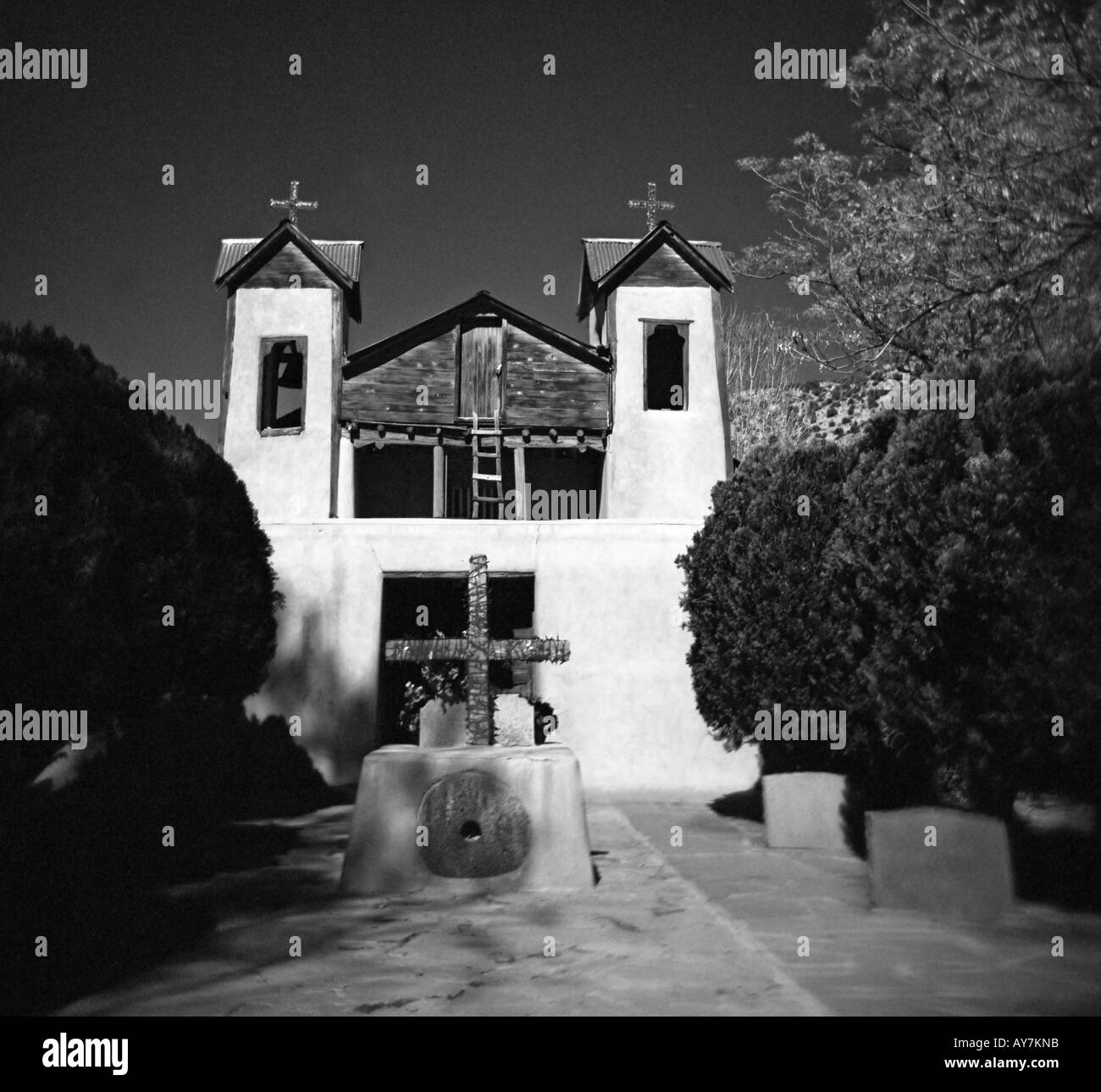 Las torres gemelas del adobe Santuario de Chimayo, en Chimayo, Nuevo