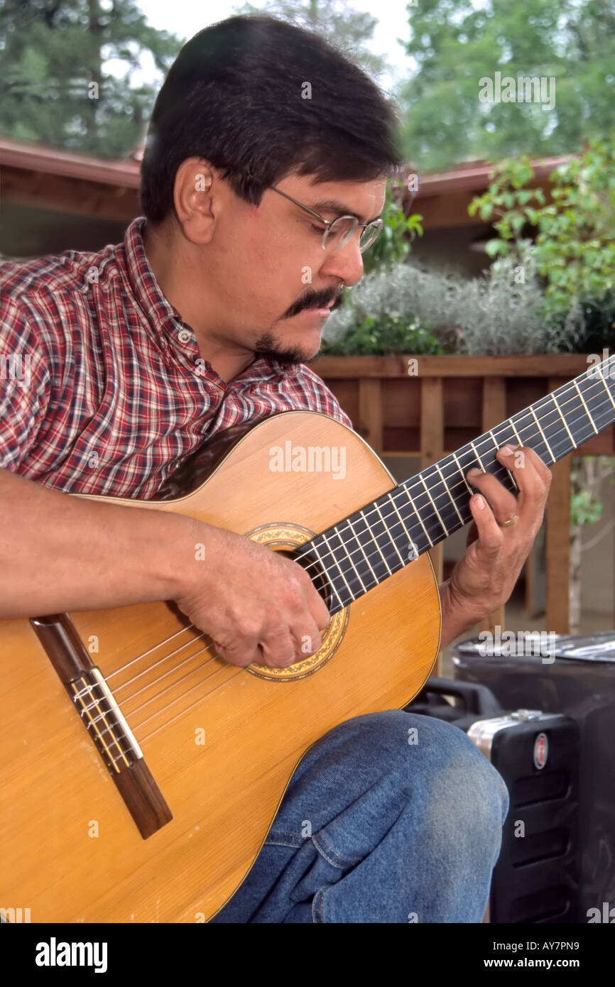 Spanish guitar music fotografías e imágenes de alta resolución - Alamy