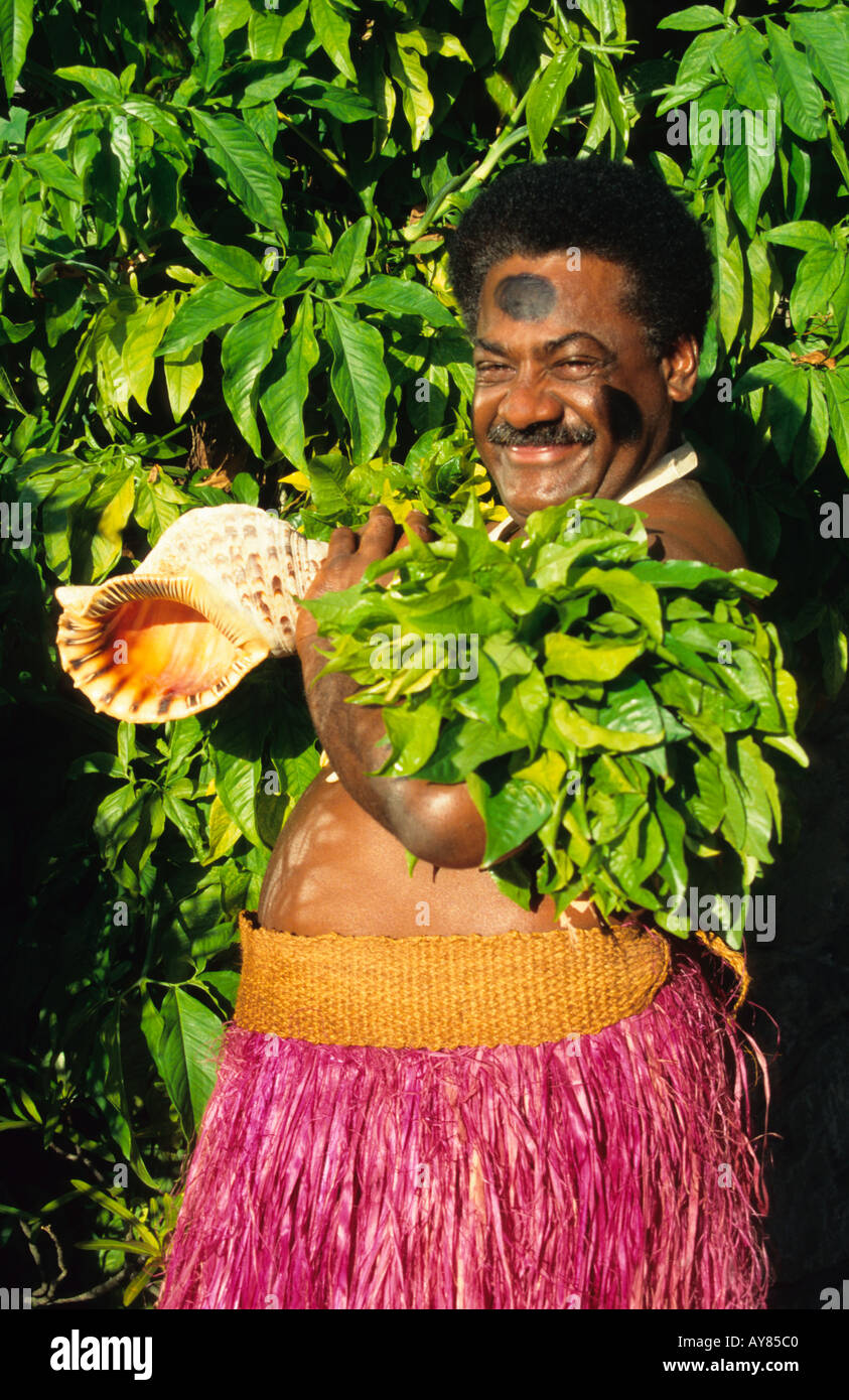 Hombre de Fiji en la vestimenta tradicional con caracola Fotografía de ...