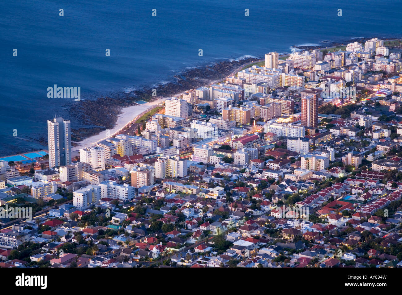 El barrio de Sea Point al anochecer Cape Town South Africa Foto de stock