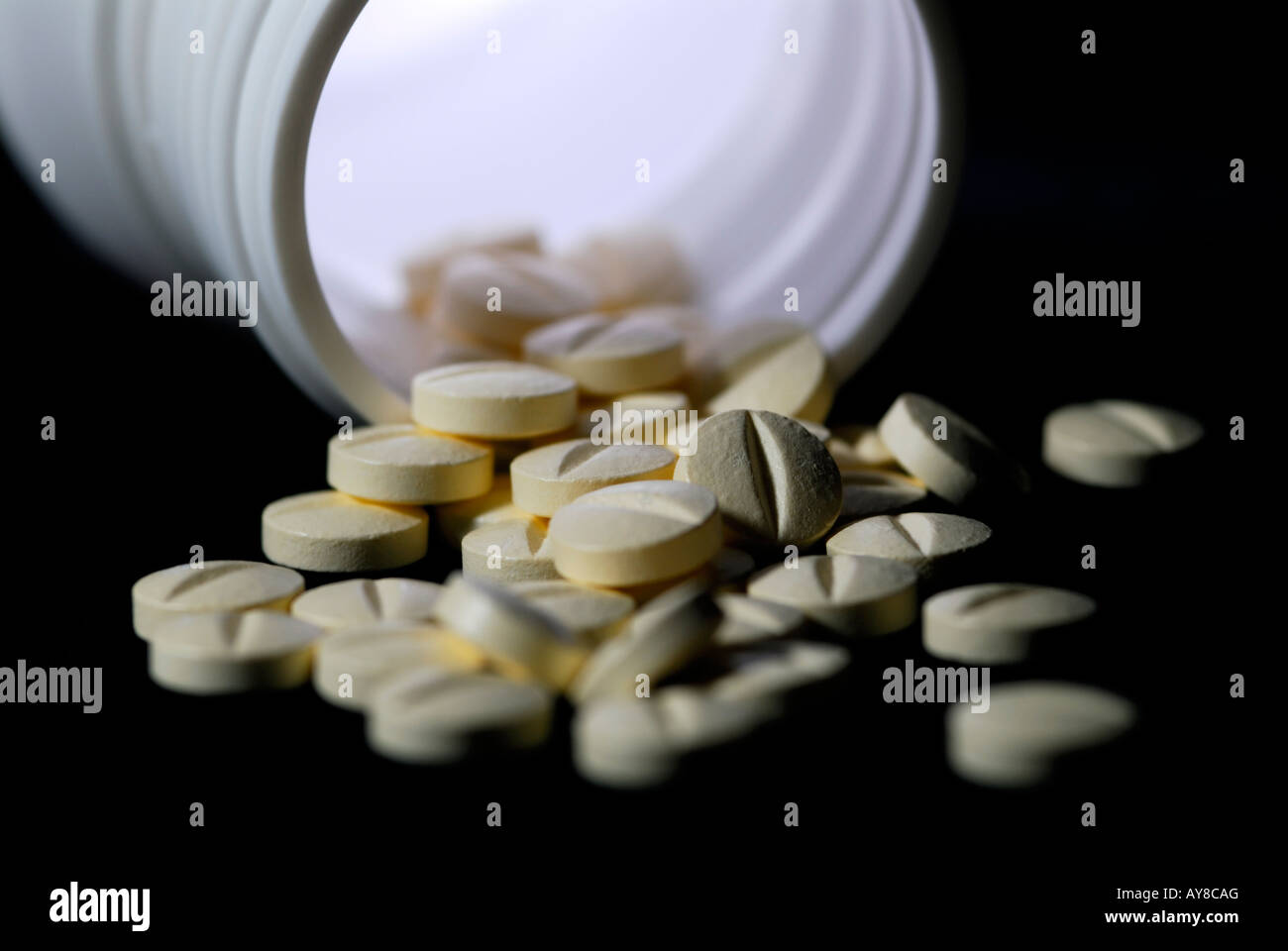 Píldoras y recipiente Foto de stock