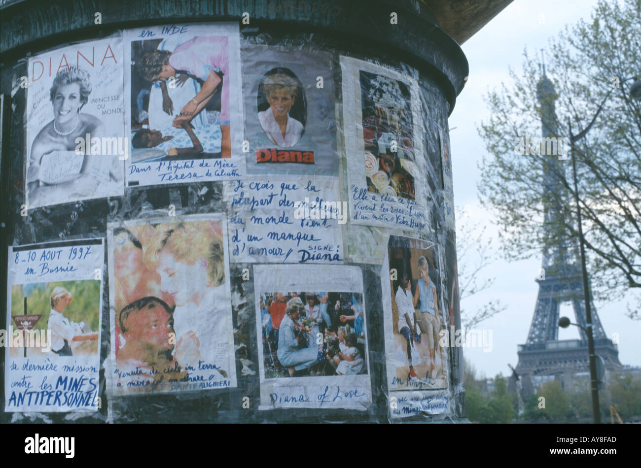 Carteles recordando la Princesa Diana Pont de l Alma París Francia Foto de stock