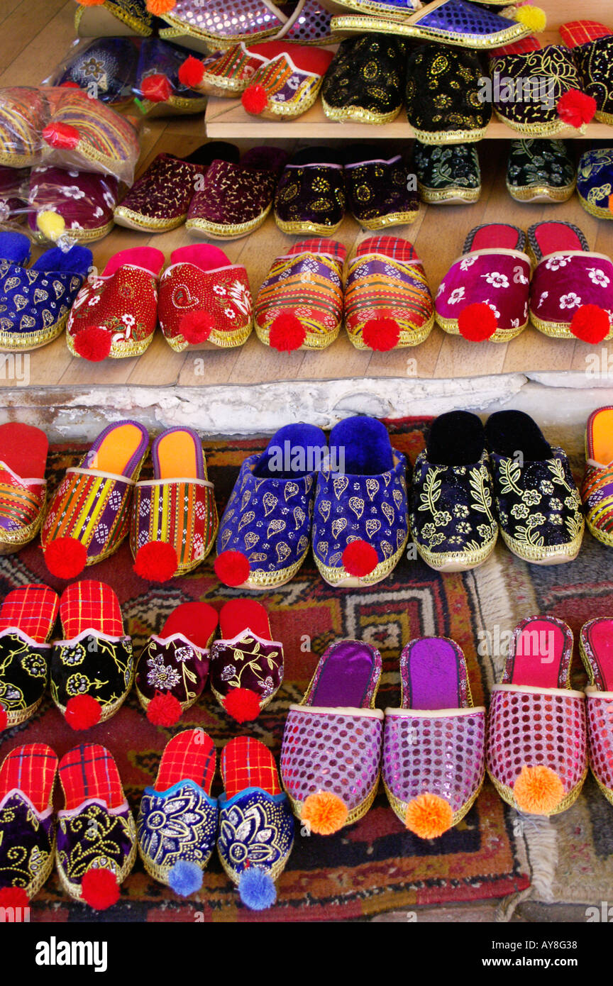 Zapatillas turco fuera de tienda de zapatos, cerca del Gran Bazar en la  parte vieja de Marmaris Turquía Fotografía de stock - Alamy