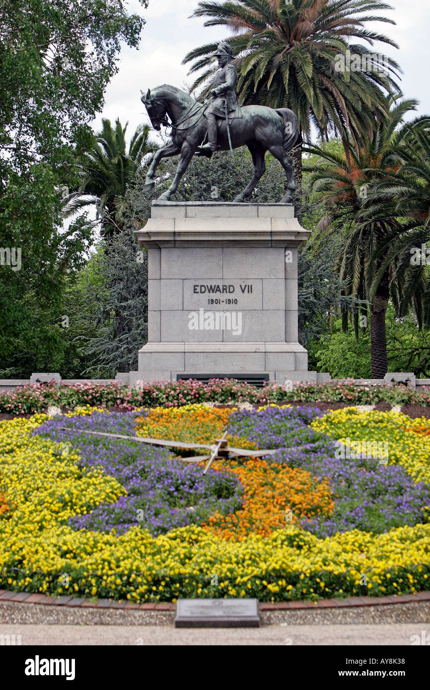 Reloj Floral y King Edward VII monumento St Kilda Road Melbourne Australia Foto de stock