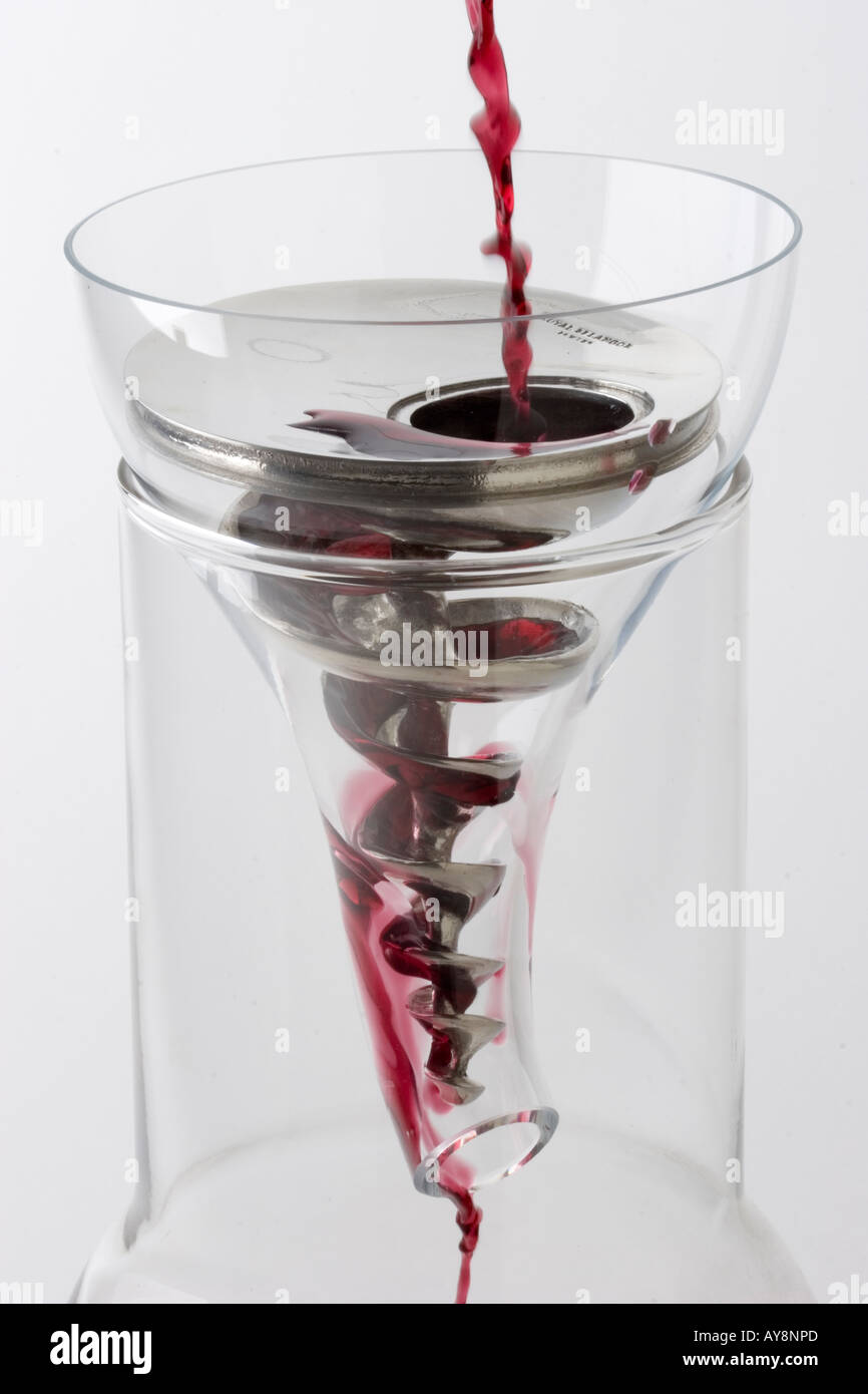 Vidrio Embudo utilizado para decantador de vino vino. tiene un espiral de  peltre dentro Fotografía de stock - Alamy