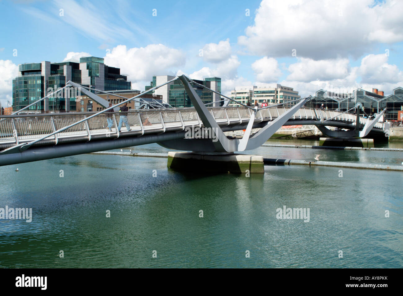 Sean O Casey puente peatonal río Liffey Dublín Irlanda en el fondo el IFSC edificio Foto de stock