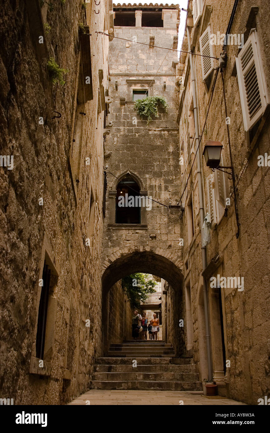 Vista trasera de la torre Marco Polo en la antigua ciudad amurallada puerto de Korcula, Croacia. Foto de stock