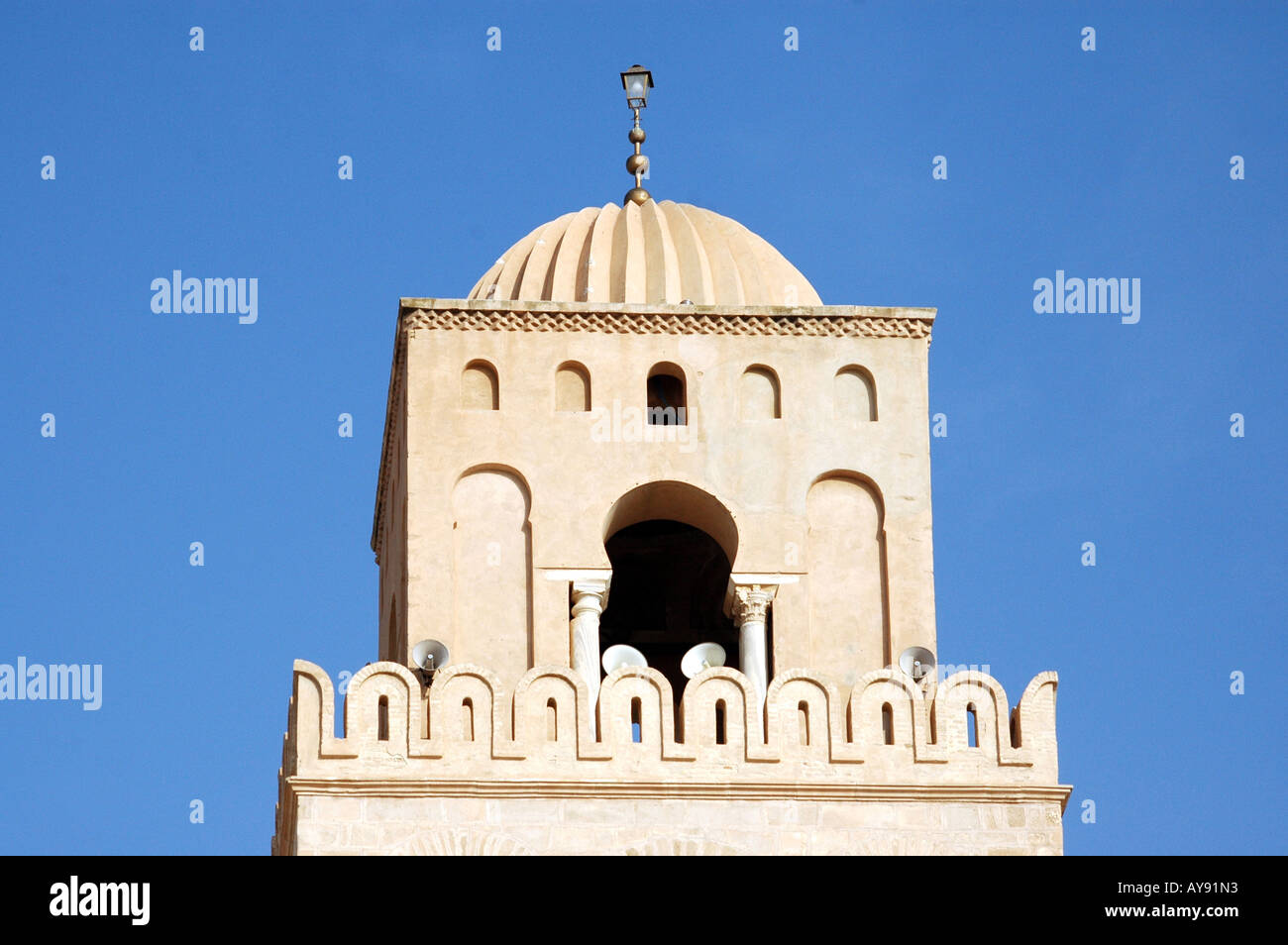 Sidi Okba mezquita también llamada Gran mezquita de Kairouan en Túnez Foto de stock