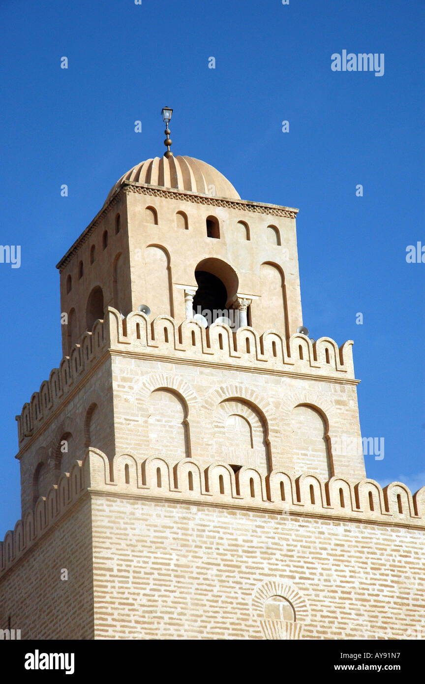 Sidi Okba mezquita también llamada Gran mezquita de Kairouan en Túnez Foto de stock
