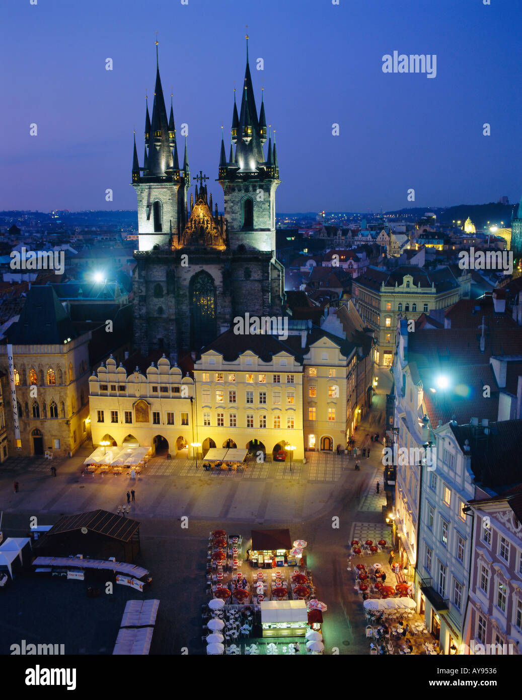 Stare Mesto Square hacia la gótica Iglesia de Tyn Praga República Checa Europa Foto de stock