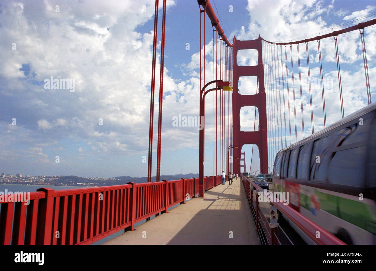 Caminando por el Puente de la Bahía de San Francisco. Mientras que los automóviles deben pagar un peaje, todavía es libre para cruzar el puente de la bahía. Foto de stock