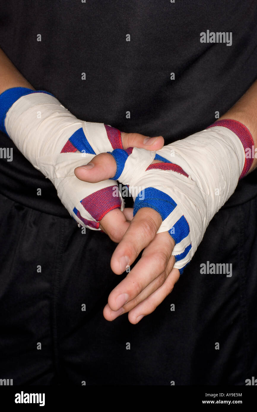 Foto de manos envuelto con cinta de boxeo rojo de joven boxeador luchador  Fotografía de stock - Alamy