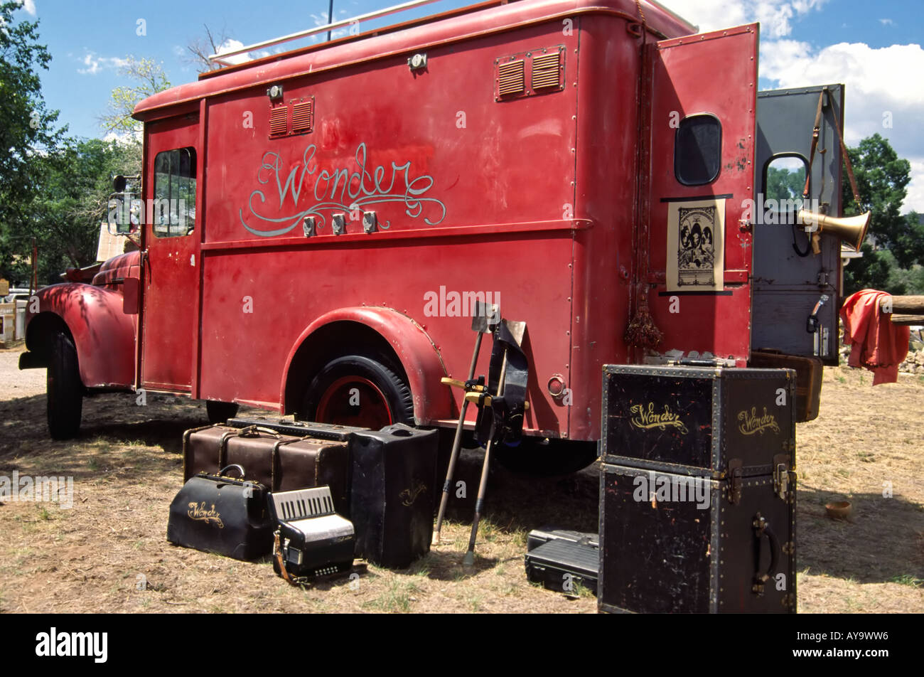 Señor 0378 El antiguo clásico camión rojo de la maravilla de viajar show de magia viene a Lincoln, Nuevo México. Foto de stock