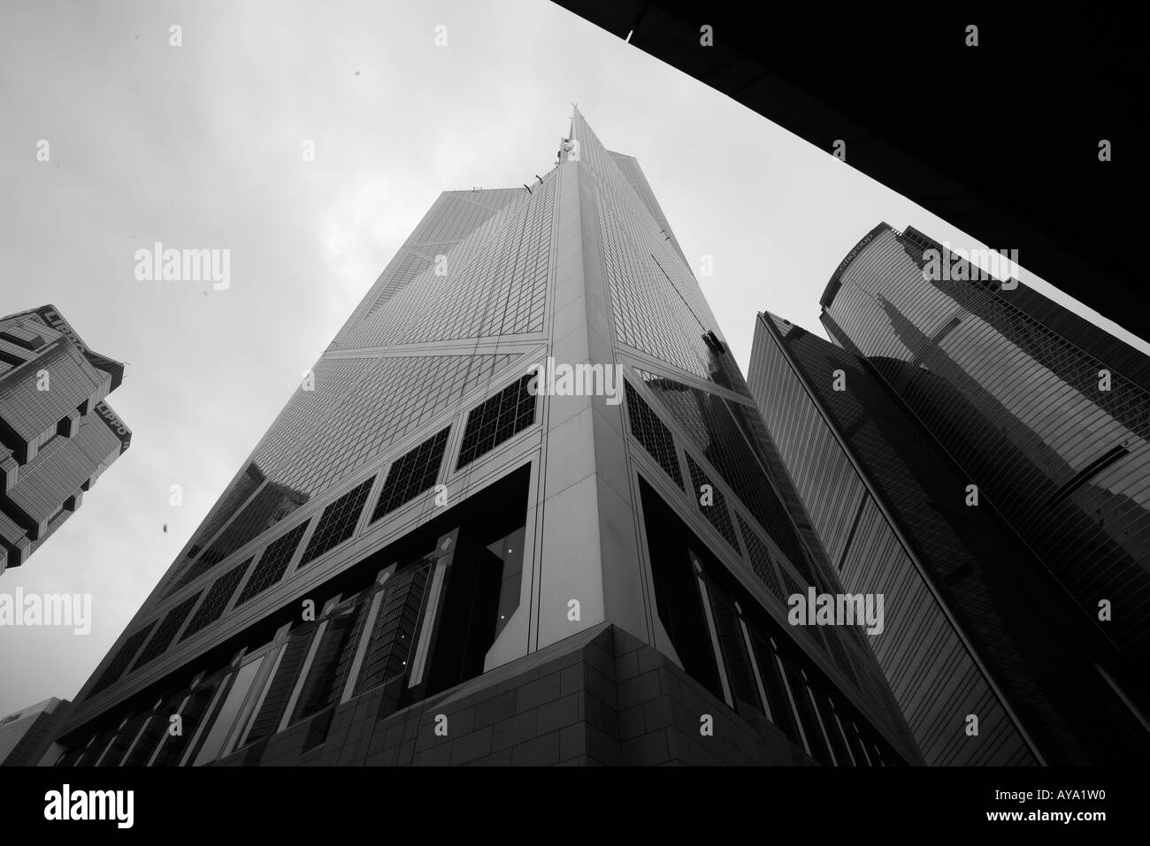 Asia la República Popular de China, Hong Kong vista mirando hacia arriba en el edificio del Banco de China y sus alrededores torres de oficinas en la ciudad de s Foto de stock