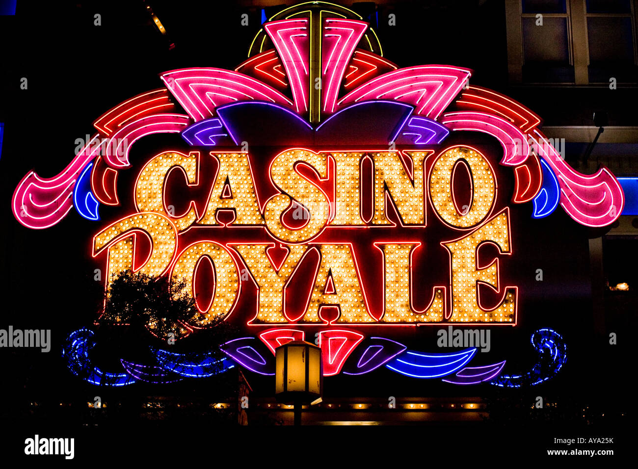 Cartel de neón iluminado para Casino Royale, en Las Vegas, Nevada