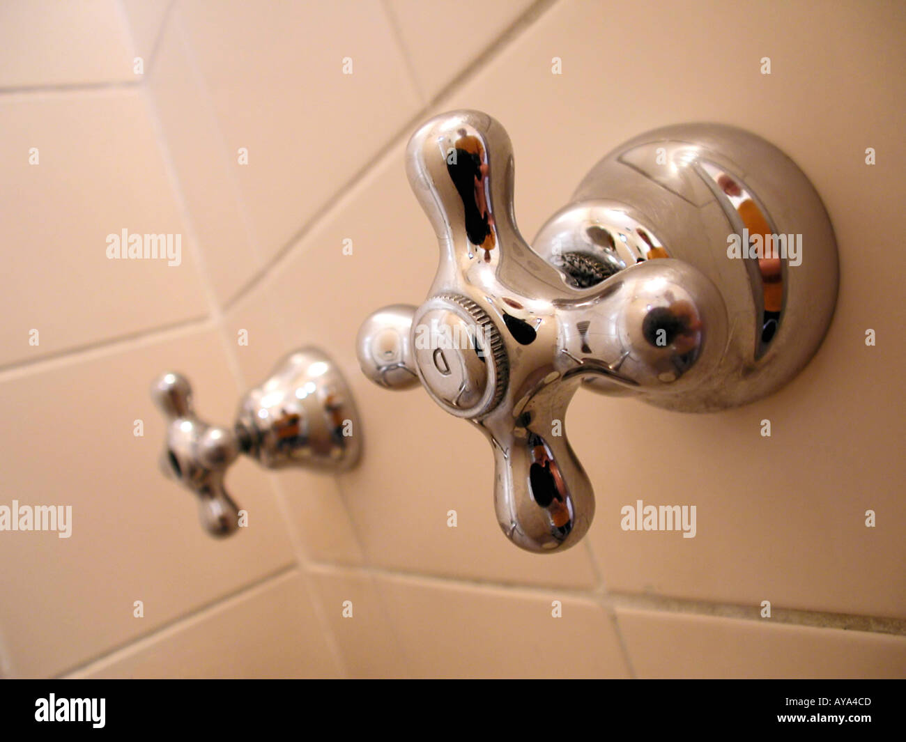 Grifo de agua caliente y fría la perilla Fotografía de stock - Alamy