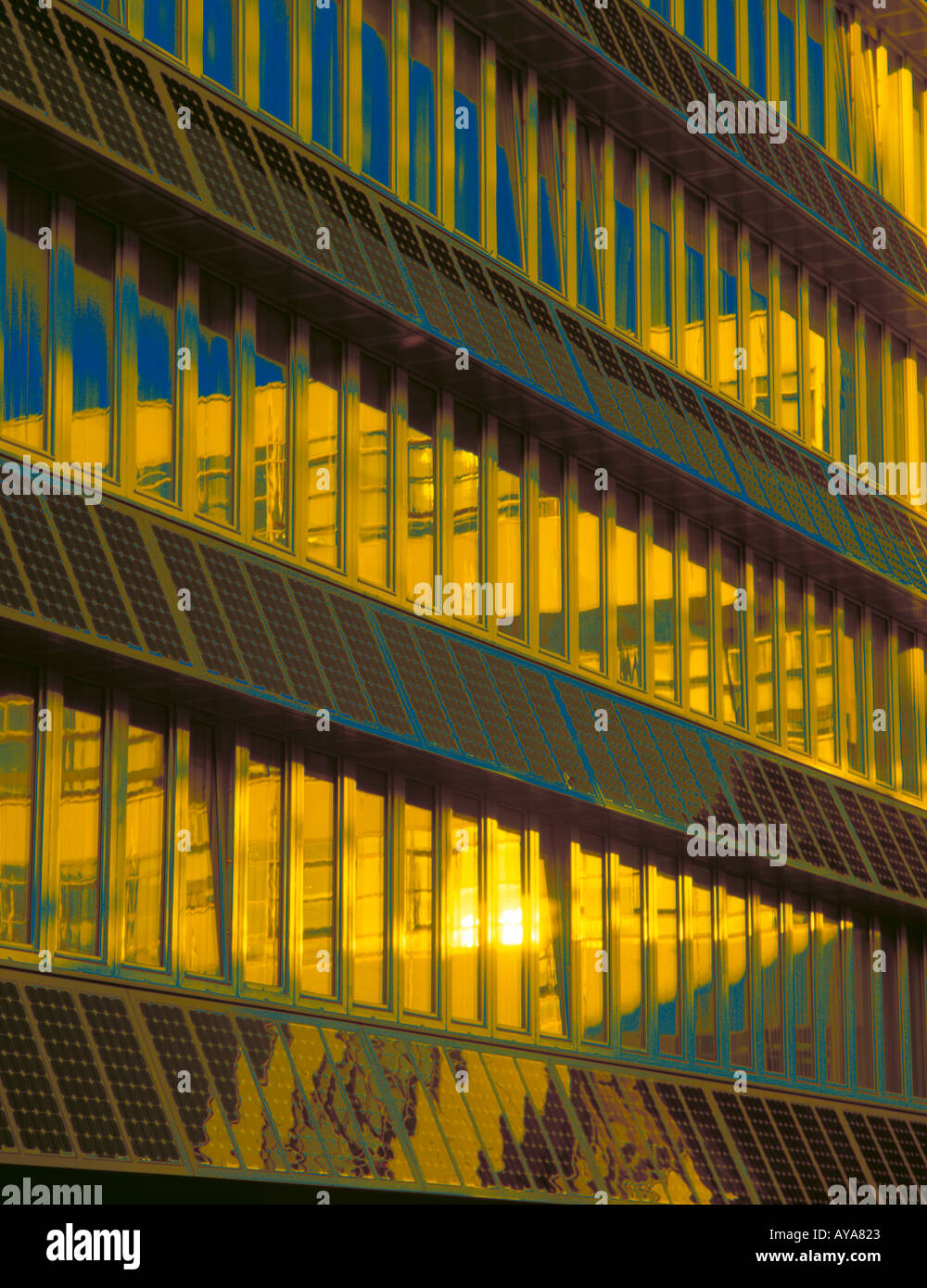 Las células fotovoltaicas en la 'construcción' de Northumbria, 'Universidad de Northumbria, Newcastle upon Tyne Tyne y desgaste, Inglaterra, Reino Unido. Foto de stock