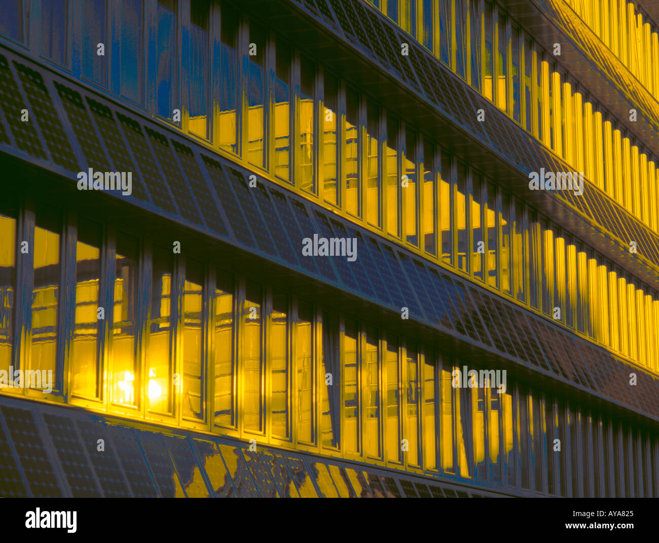 Paneles solares en el edificio de Northumbria, Universidad de Northumbria, Newcastle upon Tyne Tyne & Desgaste, Inglaterra, Reino Unido. Foto de stock
