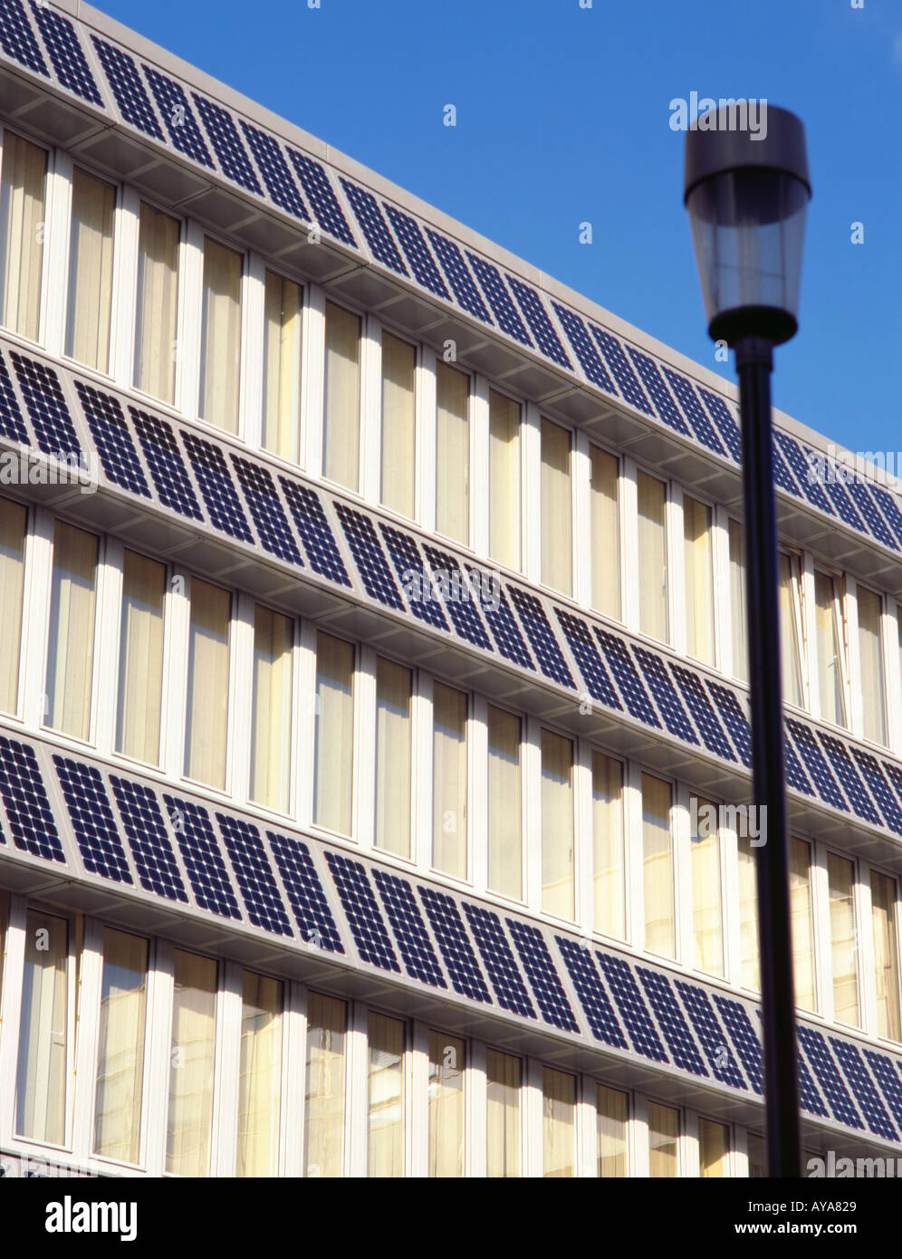 Las células fotovoltaicas en la 'construcción' de Northumbria, Universidad de Northumbria, Newcastle upon Tyne Tyne & Desgaste, Inglaterra, Reino Unido. Foto de stock