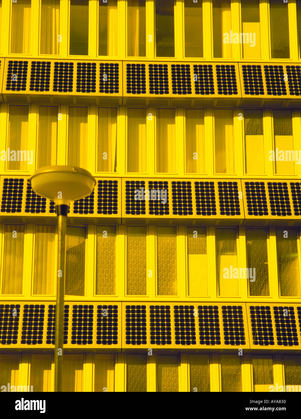 Paneles solares en el edificio de Northumbria, Universidad de Northumbria, Newcastle upon Tyne Tyne y desgaste, Inglaterra, Reino Unido. Foto de stock