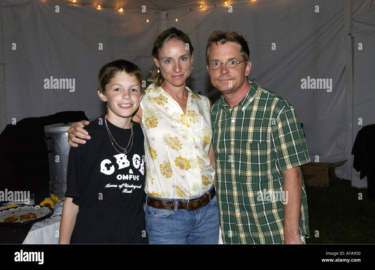 Southampton ny 081902 Michael J. Fox con su esposa tracy pollan y su hijo sam en el 10º Southampton ny 081902 Michael J. Fox con su esposa tracy pollan y su hijo sam en el 10º