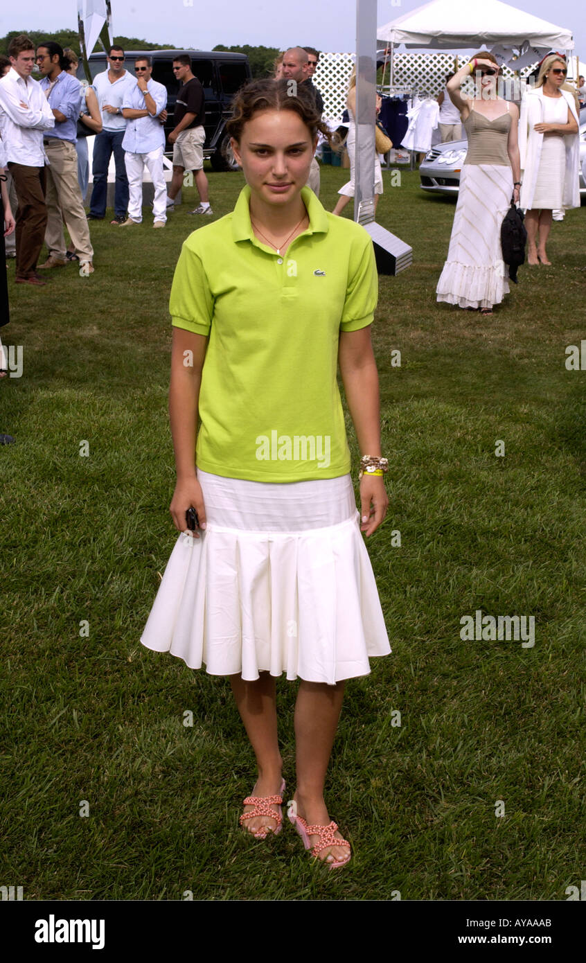 Bridgehampton ny 071302 Natalie Portman en el mercedes benz polo reto a dos árboles granja en bridgehampton ny sábado 13 de julio de 2002 Foto de stock