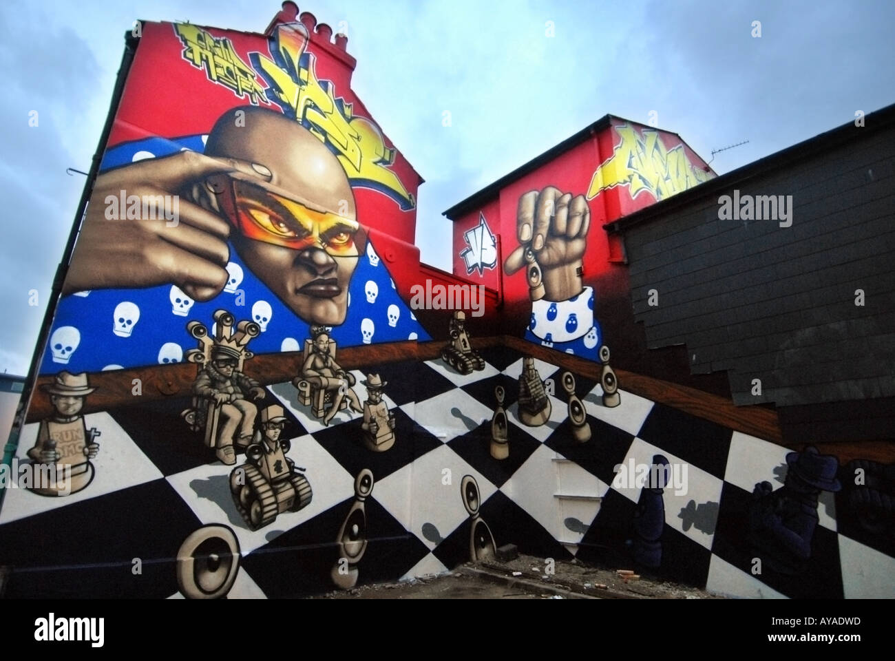 Arte graffiti urbano fresco en los extremos de la cubierta de casas adosadas en Brighton Foto de stock