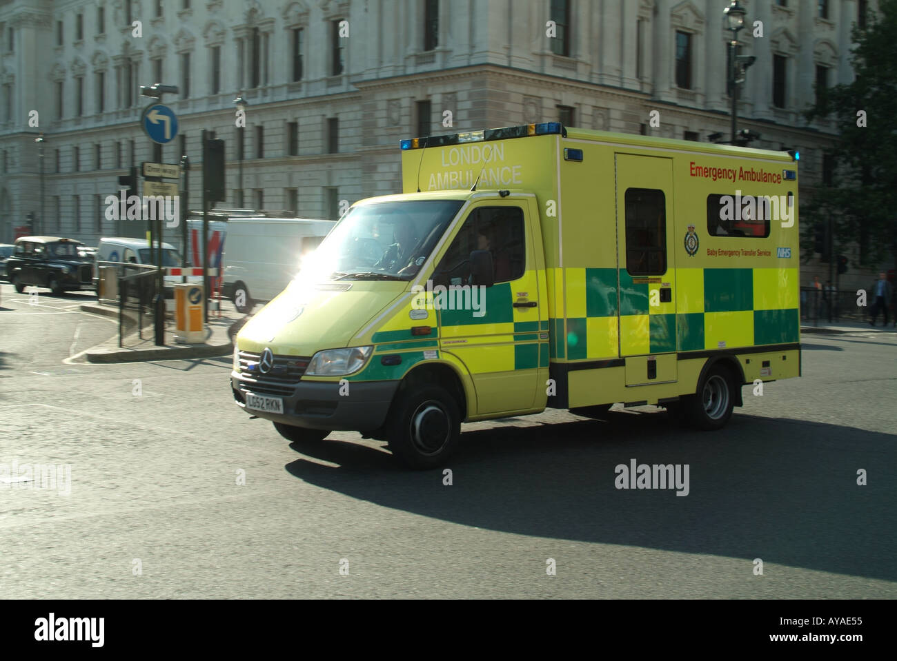 La Ciudad De Westminster En Londres Bebe Servicio De Traslado De Emergencia Ambulancia Cruzando La Plaza Del Parlamento En Velocidad Fotografia De Stock Alamy