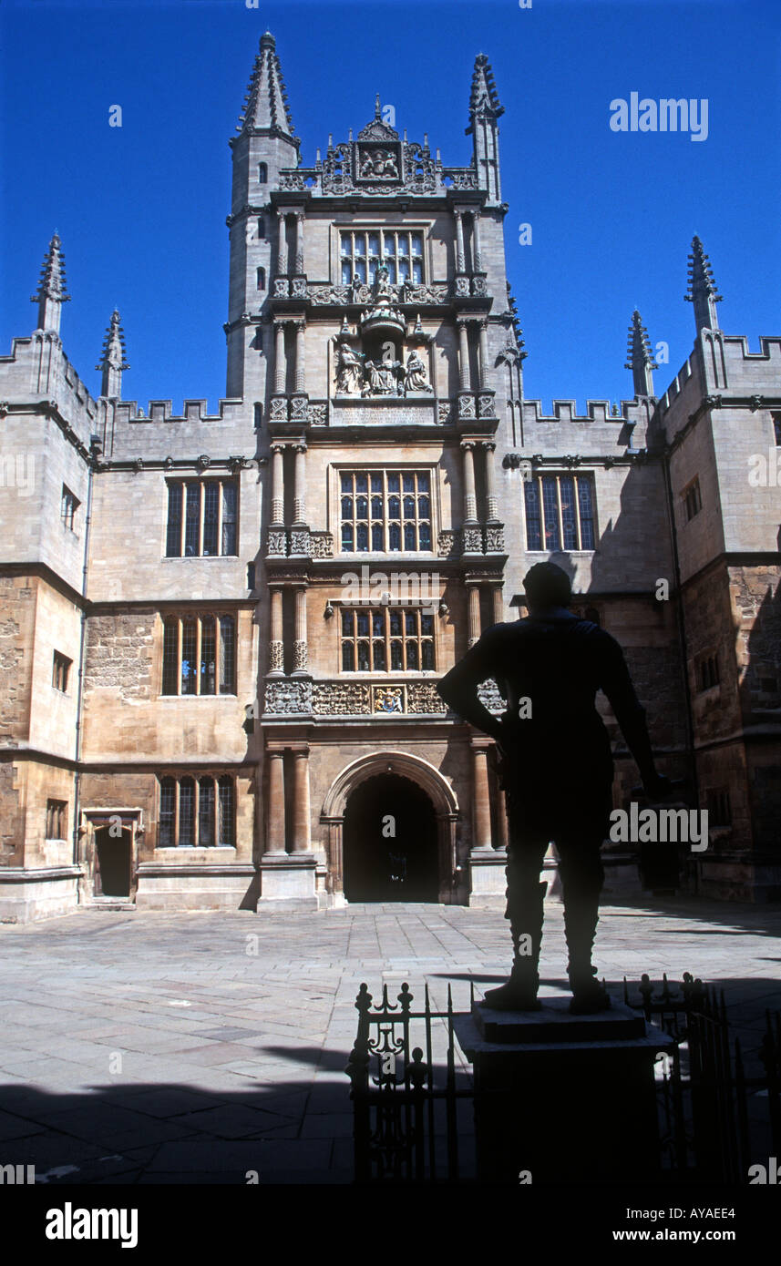 Viejo Bodleian Library y patio con estatua de Oxford de Inglaterra Pemborke en primer plano Foto de stock
