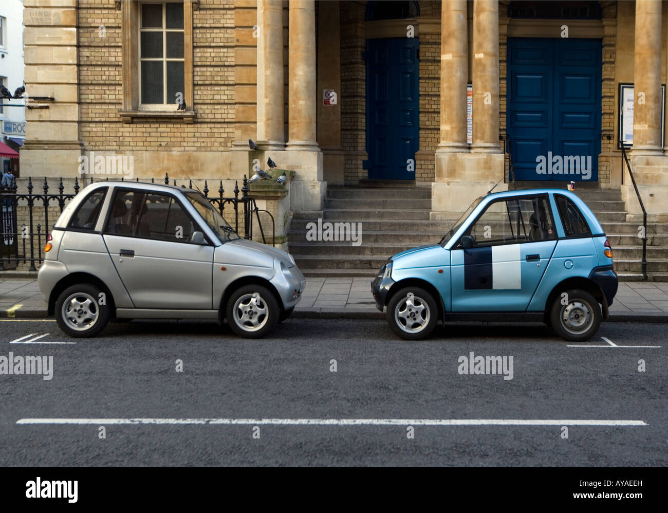 Dos carros fotografías e imágenes de alta resolución - Alamy