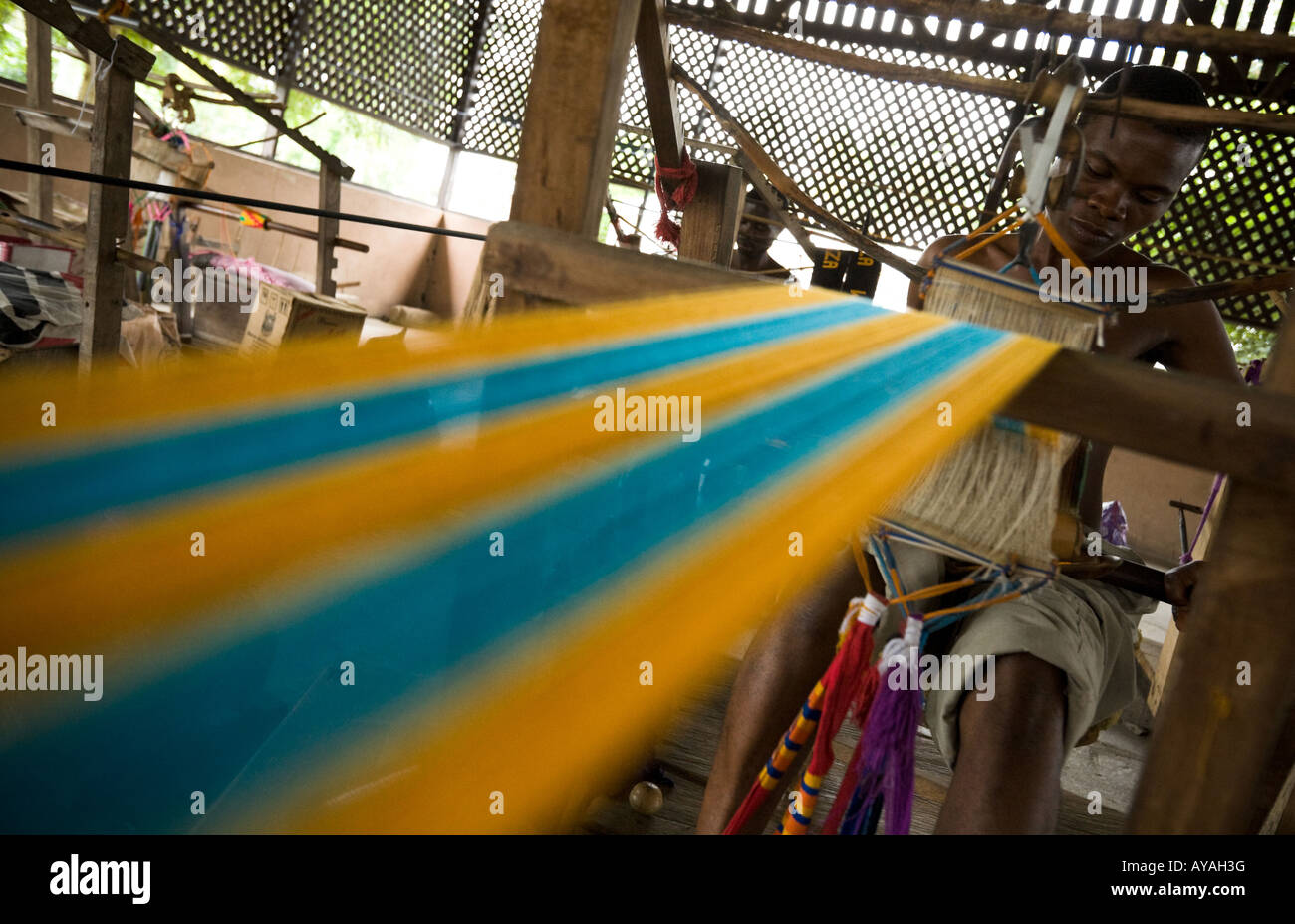 Hombre tejer tela kente Ghana Foto de stock