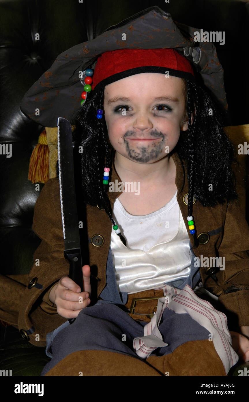 Muchacho de seis años capitán Jack Sparrow disfraz pirata jugar divertidos  cuchillo Fotografía de stock - Alamy