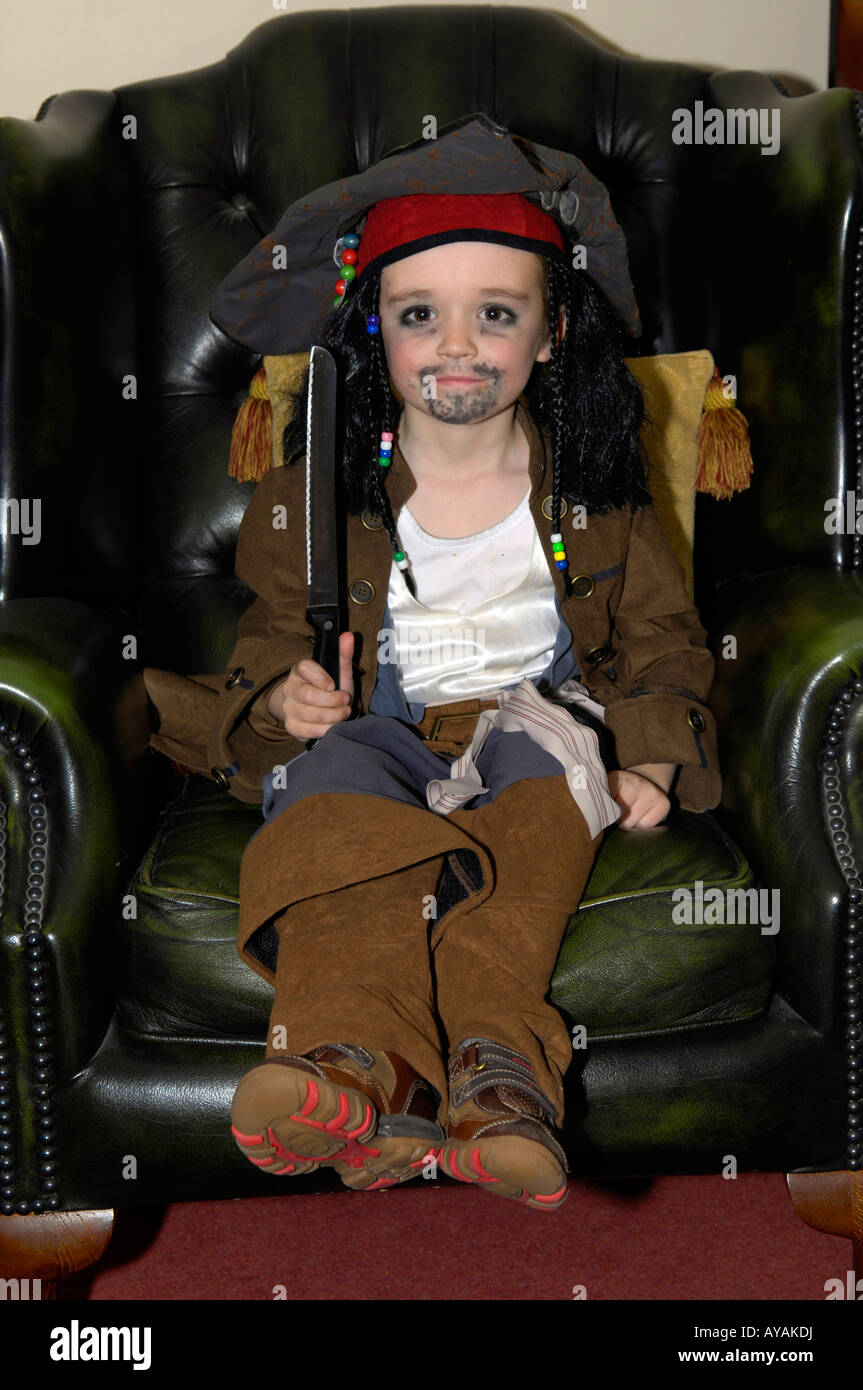 Muchacho de seis años capitán Jack Sparrow disfraz pirata jugar divertidos  cuchillo Fotografía de stock - Alamy
