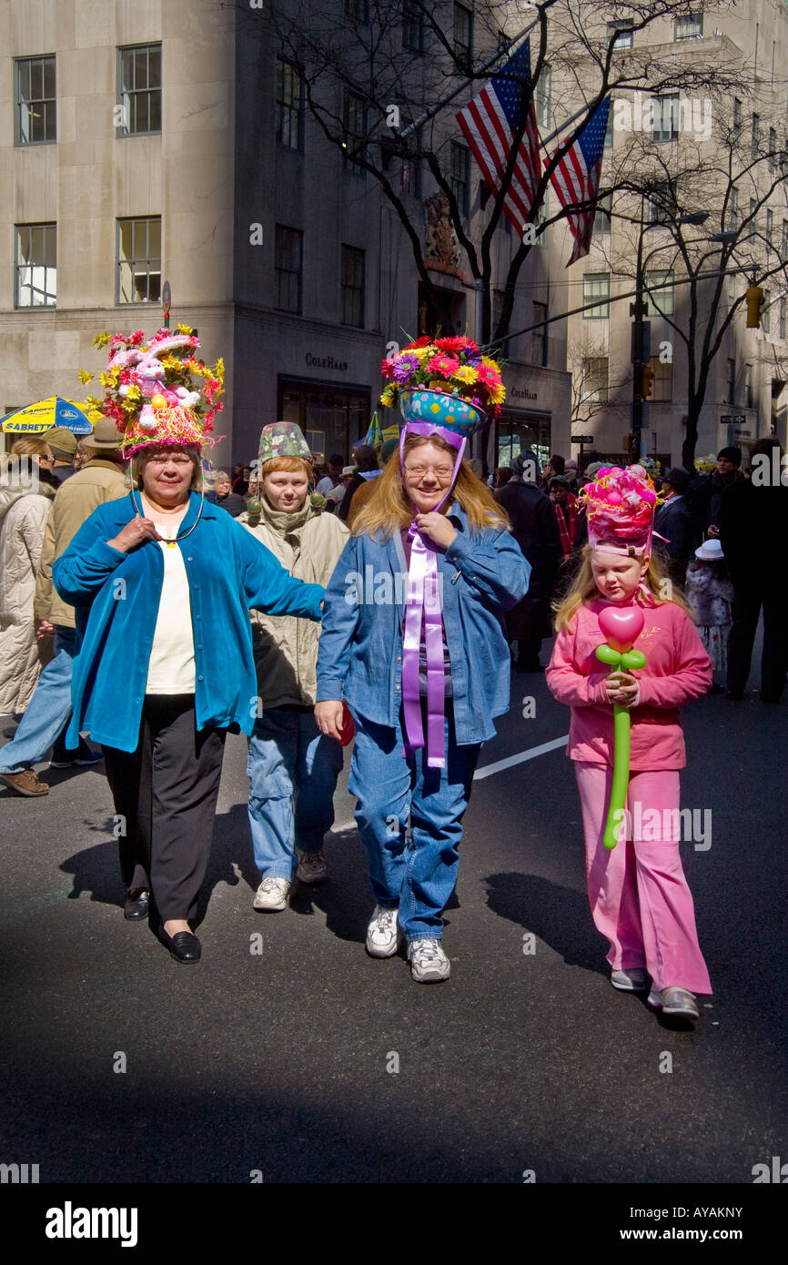 El Desfile de Pascua sombreros locos en la Quinta Avenida de Nueva York  Fotografía de stock - Alamy