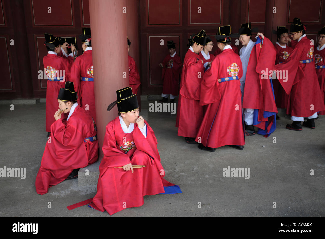 Corea del Sur: Seúl actores en trajes de época histórica prepararse para volver promulgación de procesión real en Changgyeonggung uno cinco Foto de stock