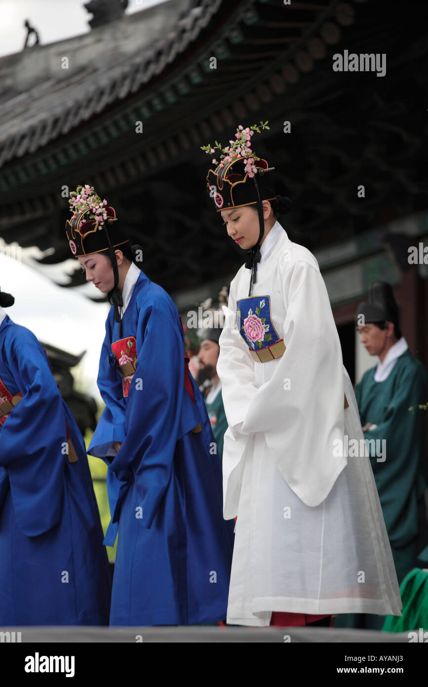 Corea del Sur: Seúl actores en trajes de época histórica rehacer la promulgación de procesión real en Changgyeonggung uno cinco Foto de stock