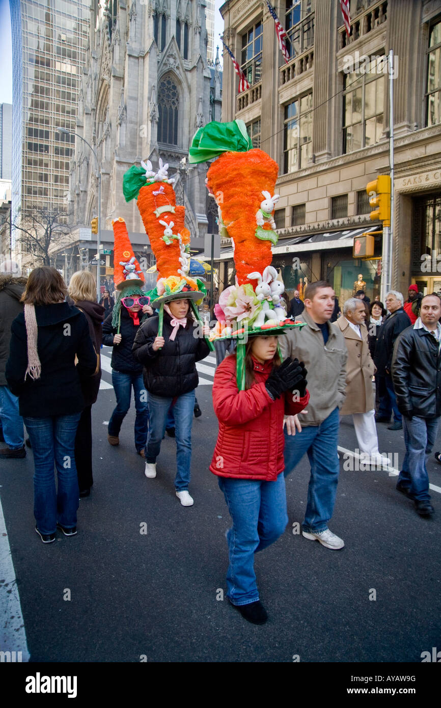 Sin aliento enchufe Dato El Desfile de Pascua tema zanahoria sombreros locos en la Quinta Avenida,  en la Catedral de San Patricio de Nueva York Fotografía de stock - Alamy