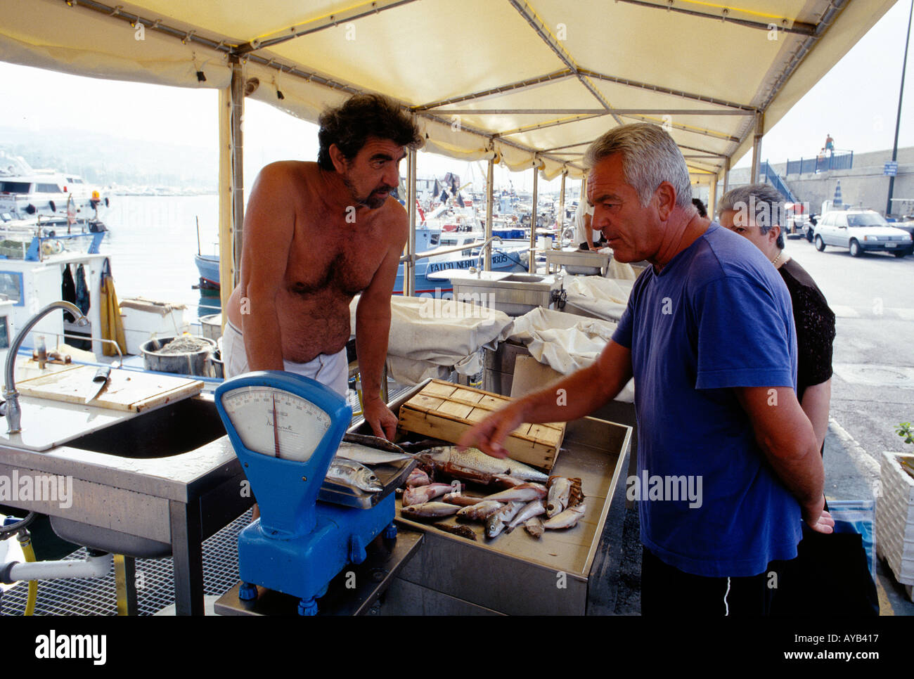 Harbourside Mercado pesquero en San Remo, en la Riviera Italiana Foto de stock