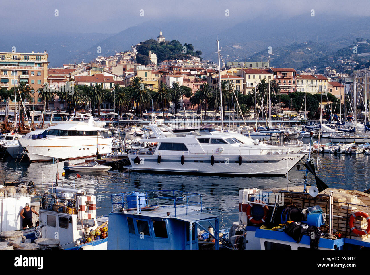 El puerto de San Remo moderno complejo de vacaciones en la Riviera Italiana Foto de stock