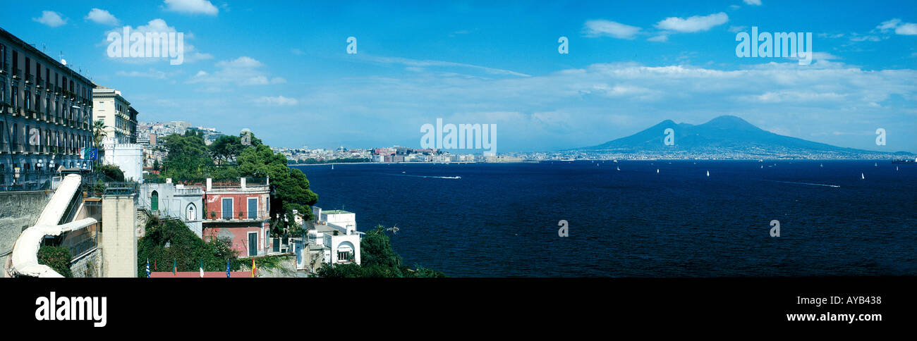 La Bahía de Nápoles, con el Vesubio en la distancia. Italia Foto de stock