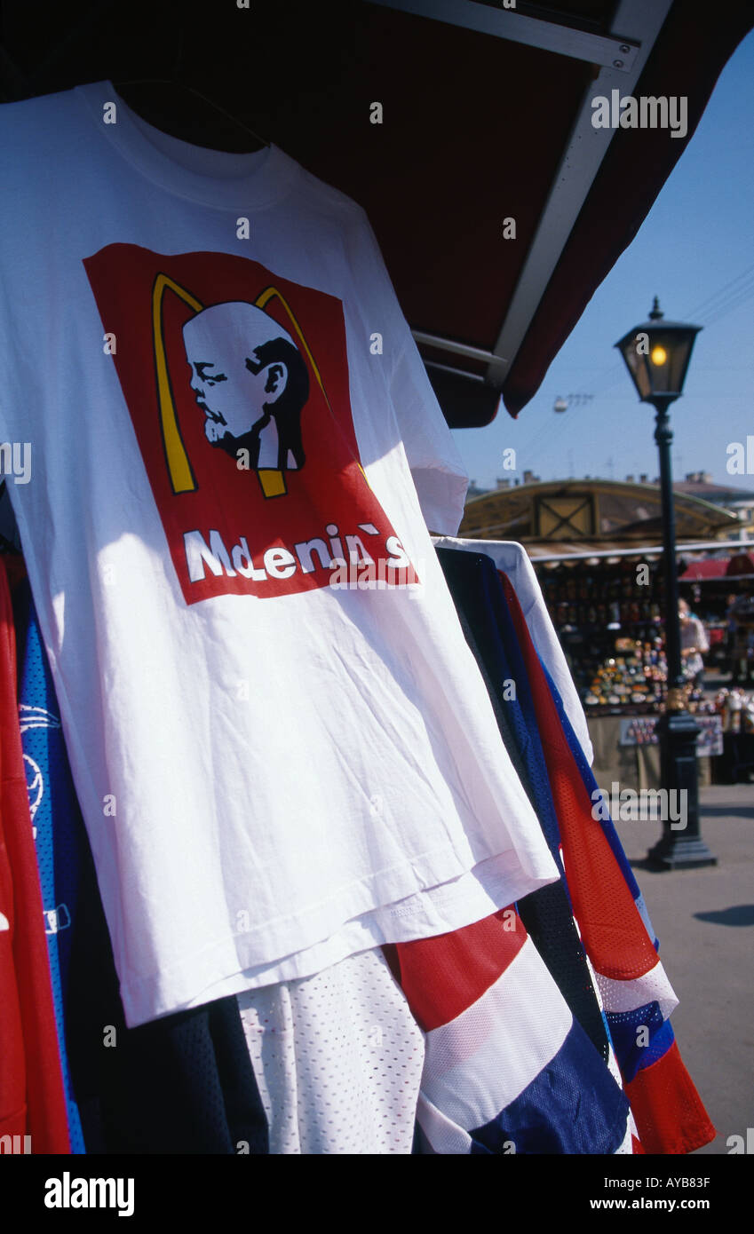 En la plaza del mercado se cala recuerdos Tee shirt Imagen del logotipo de  Lenin McLenins Golden arch McDonalds SAN PETERSBURGO RUSIA Fotografía de  stock - Alamy